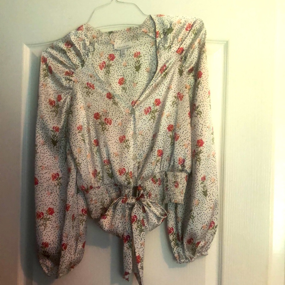 Topshop blouse from Nordstrom. US 4. Floral button front with tie bottom detail.